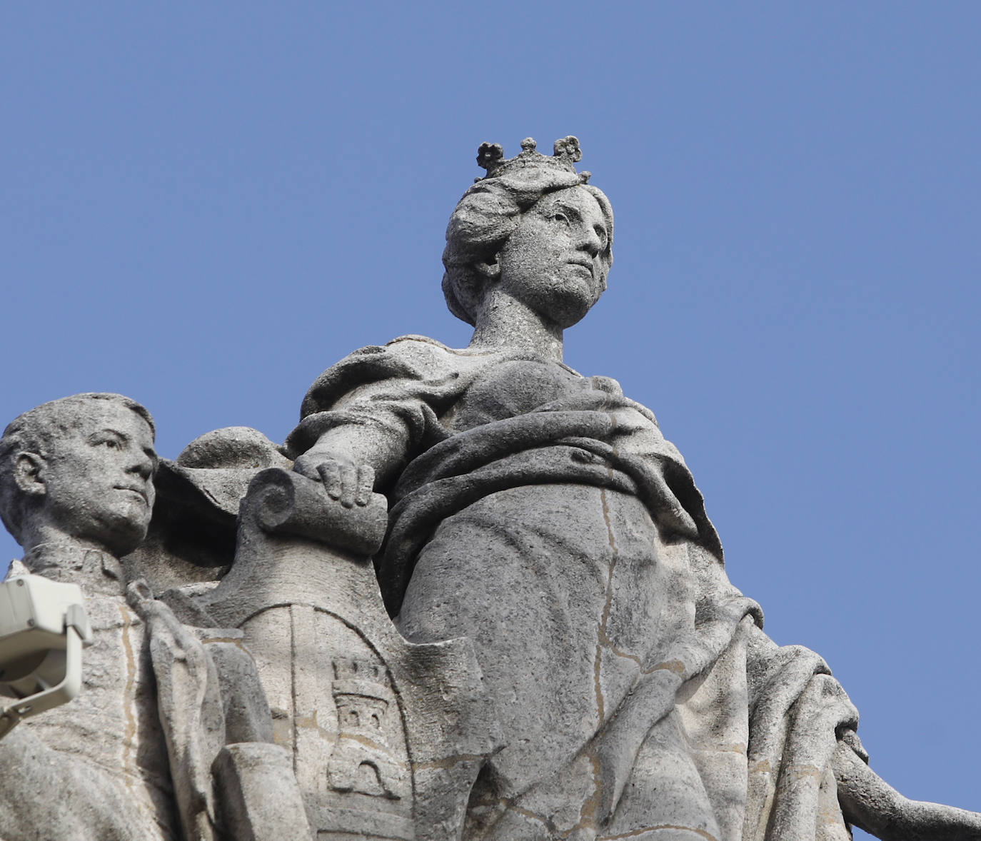 Anclan el busto que corona el Palacio Provincial de Palencia, que amenazaba con caerse