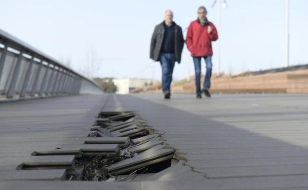 Vecinos de la Rondilla piden una intervención «global» por los daños en el puente de Santa Teresa de Valladolid