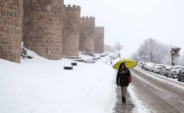 La nieve obliga al uso de cadenas en seis carreteras de Castilla y León