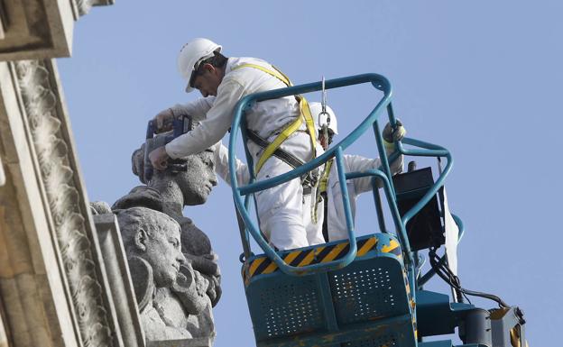 Anclan la escultura que corona el Palacio Provincial de Palencia, que estuvo a punto de tirar el viento