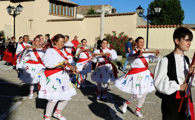 Aguilafuente celebra los cuarenta años de la recuperación del paloteo