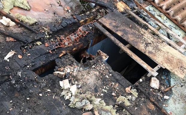 Una chimenea provoca un incendio en la cubierta de una vivienda en Viana de Cega