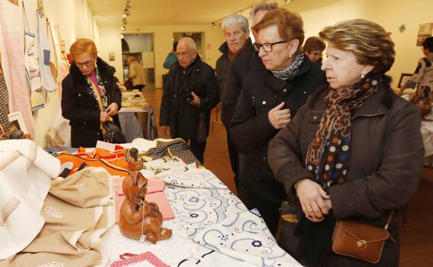 Manos Unidas inaugura una exposición de artesanía solidaria en Palencia