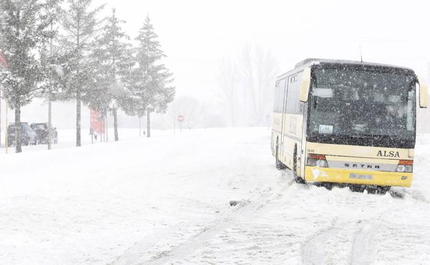 La nieve complica el tráfico en la red secundaria de carreteras de León, Salamanca y Ávila