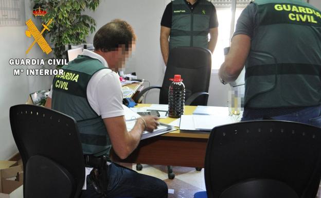 Dos responsables de una bodega de Cañamero detenidos por vender vino con etiqueta de Rueda