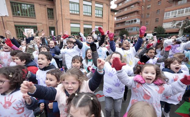 Manos de colores para cantar y bailar a la paz en Valladolid
