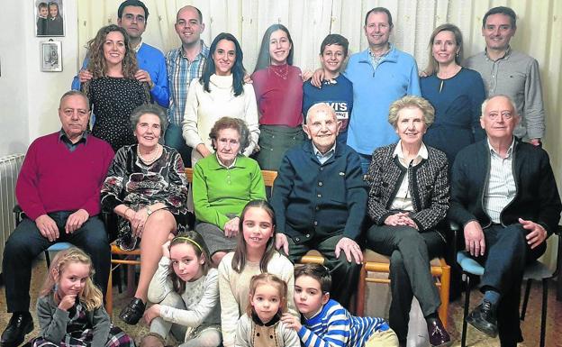 Megeces arropa a Tirsa Manso en la celebración de su centenario
