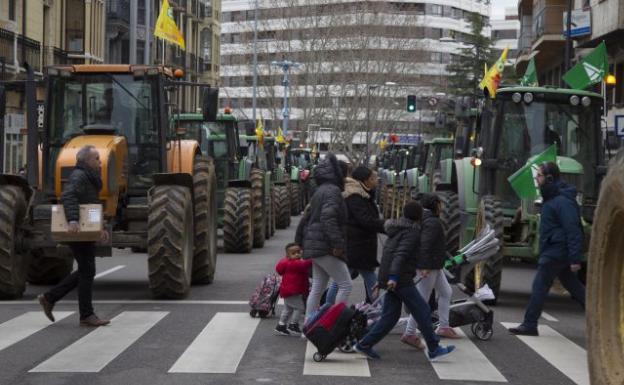 Más de 2.000 agricultores y 200 tractores salen a la calle en Zamora «por unos precios dignos»
