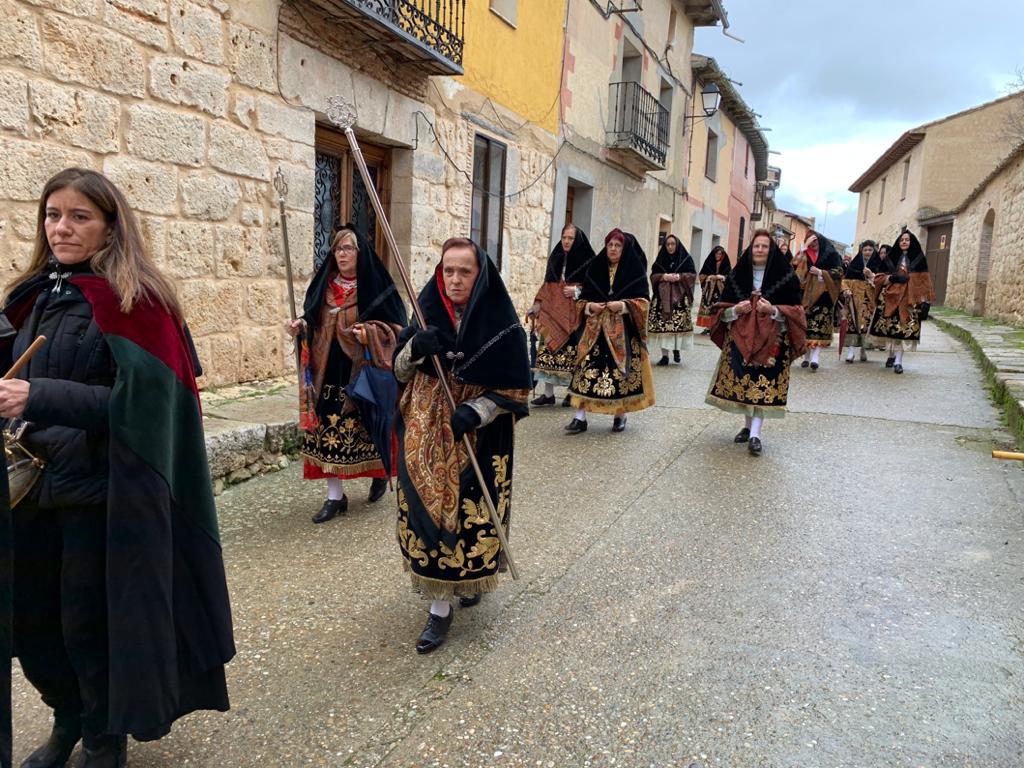 Las águedas de Tiedra procesionan a la santa con el traje antiguo