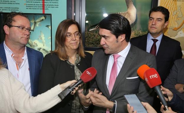 El consejero anima a «aumentar» los visitantes de la laguna de La Nava para fomentar la «actividad económica»