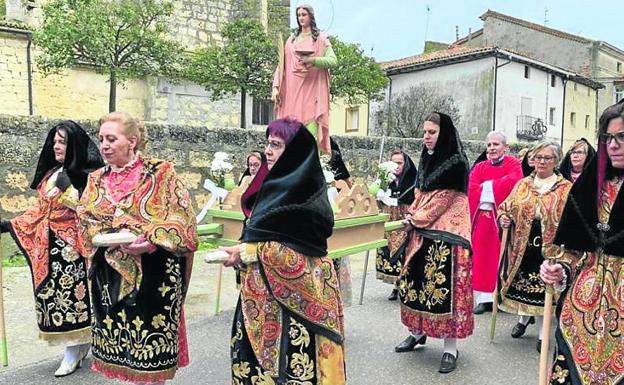 Las águedas de Tiedra escogen el traje antiguo para la procesión de la Santa, que respetó la lluvia