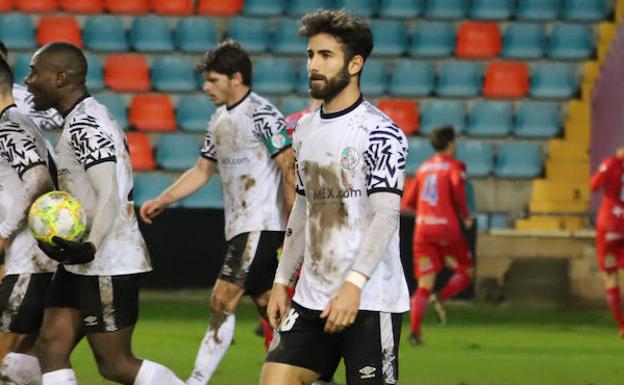 El Salamanca CF UDS anuncia la salida del extremo Ángel Sánchez, una baja que no había pedido Larrazábal