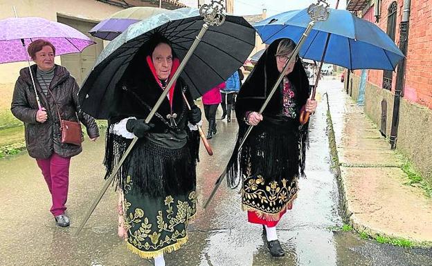 Las Águedas de Tiedra desafían a la lluvia para celebrar las vísperas