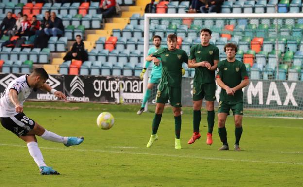 El Salamanca CF UDS mejora su imagen en casa y empata con el Athletic B (1-1)