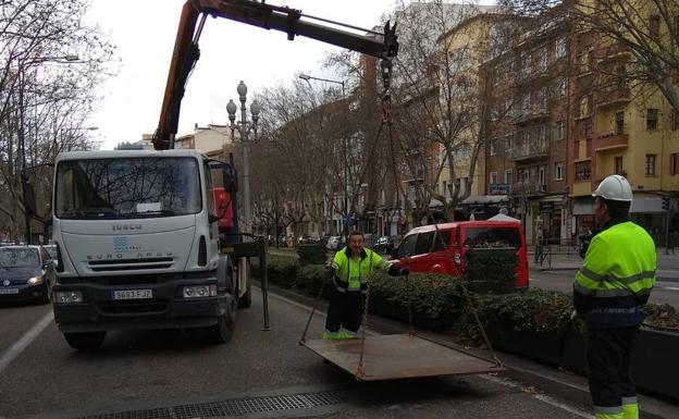 El mal estado de unas rejillas del Paseo de Zorrilla de Valladolid obliga a colocar unas chapas
