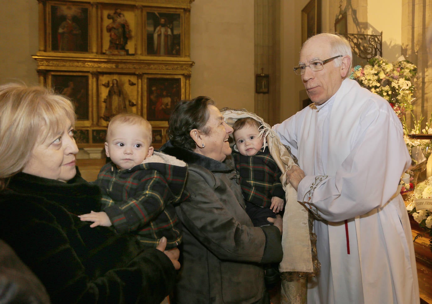 Los niños palentinos se protegen con el manto de la patrona