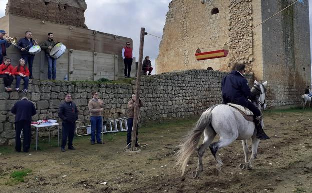 Villagarcía celebra San Blas con la popular carrera de cintas a caballo