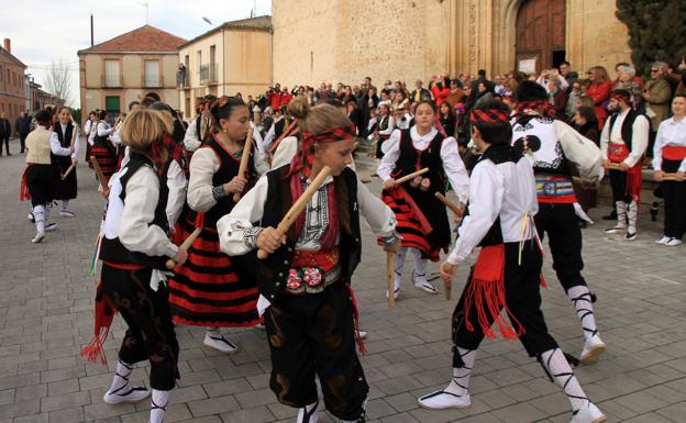 El paloteo rejuvenece en Aguilafuente