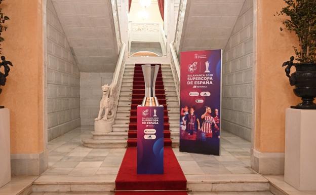 La Supercopa de España de Fútbol Femenino se exhibe en el Ayuntamiento de Salamanca