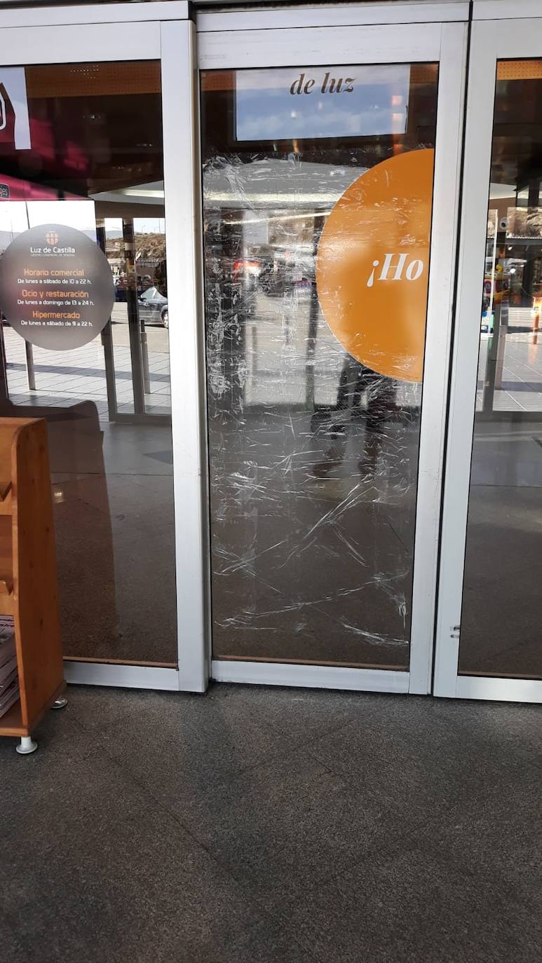 Un ladrón se estrella contra la puerta de cristal del Luz de Castilla al fugarse tras robar un móvil