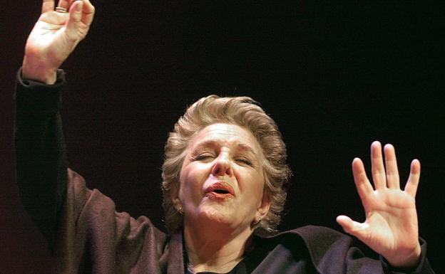 Lola Herrera abandona el escenario al no dejar de sonar un móvil