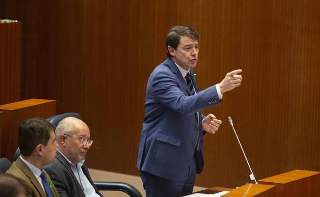 Mañueco sitúa el «interruptor del bloqueo» en el «sanchismo» de Tudanca