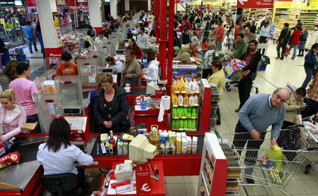 Las familias gastan un 1% más en la cesta de la compra, pese a consumir menos