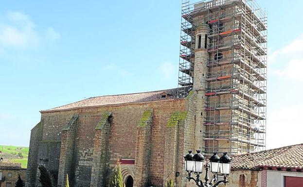 Valdenebro repara la cubierta y la torre de la iglesia de San Vicente Mártir