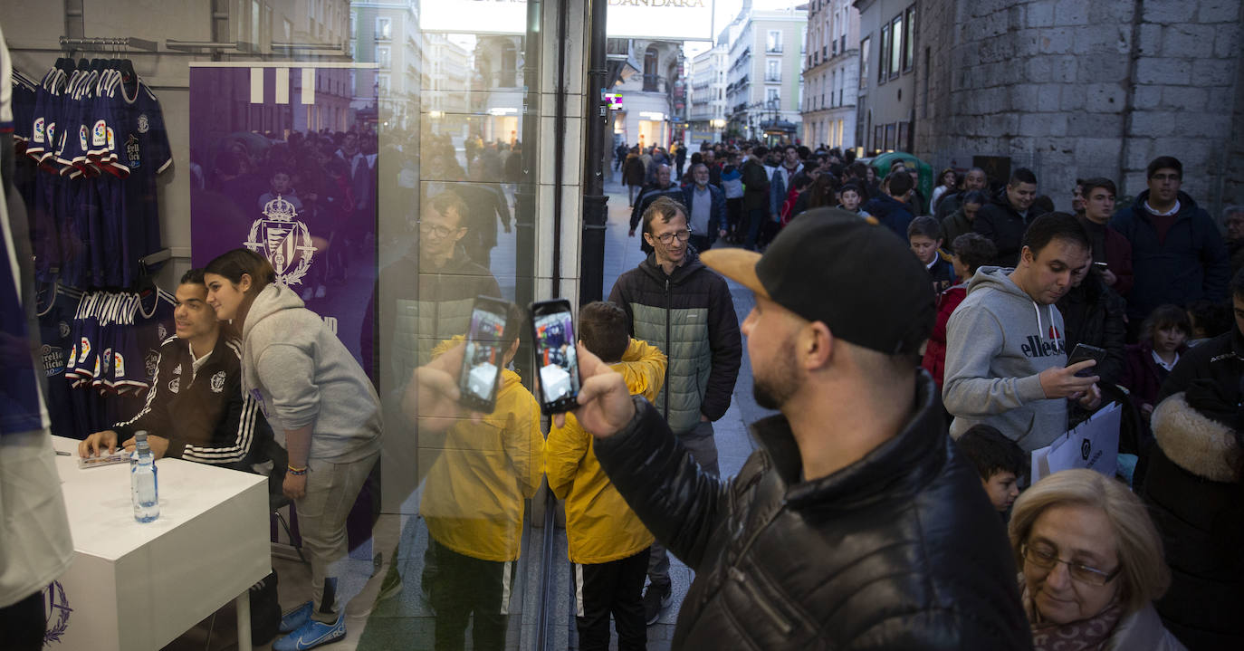 Ben Arfa firma autógrafos en la tienda del Real Valladolid