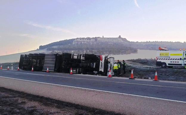 Vuelca un camión en la N-601, entre las localidades vallisoletanas de Alcazarén y Mojados