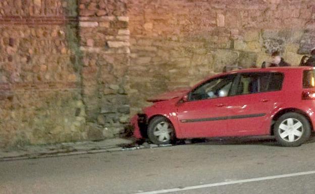 Dos personas heridas tras estrellar su vehículo contra la muralla norte de León capital
