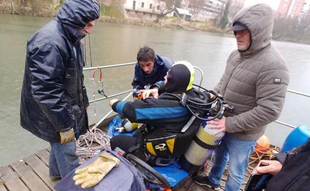 Un buzo confirma que el géiser desaparecido en Valladolid no está hundido en su anclaje del Pisuerga