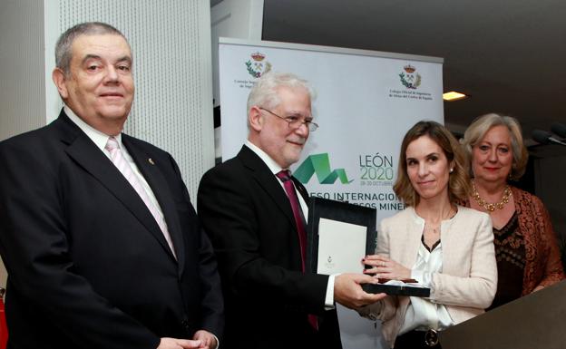 El Colegio de Ingenieros de Minas homenajea al fallecido maestro cantero Ángel Prados