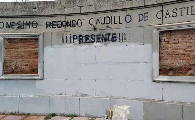 Labajos retira dos escudos falangistas del monumento a Onésimo Redondo