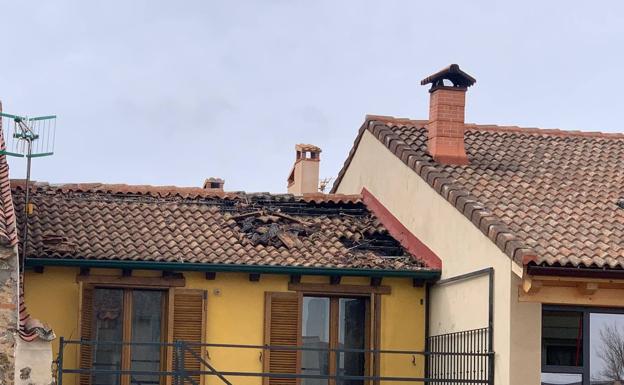 Un bombero resulta herido al caerse del tejado de una de las viviendas incendiadas en Collado Hermoso