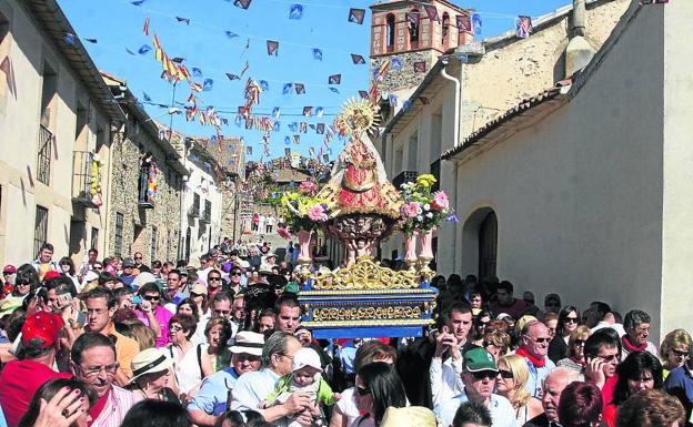 Cien mil flores de papel rodearán a la Virgen de Bernardos en su romería