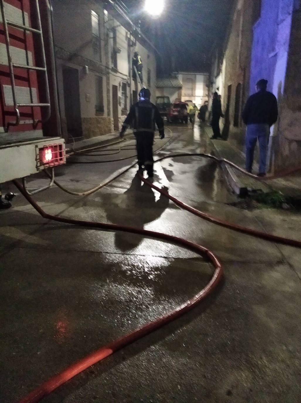 Un incendio en Navas de Oro afecta a tres céntricas viviendas