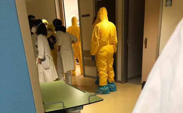 Las mascarillas y guantes de los sanitarios asustaron a la clientela