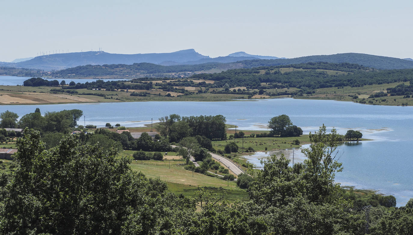 Embalse del Ebro, mar en las montañas