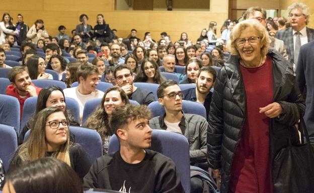 Carmena pide «cuidar la democracia» frente a «virus» como la abstención