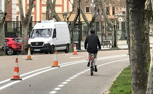 Estreno del nuevo carril bici de Filipinos, que solo permite el tráfico a la plaza de Colón de Valladolid