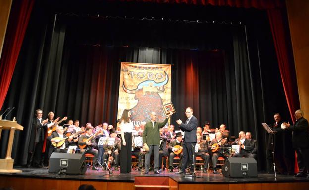 La Rondalla cumple con la tradición y tira de ironía para abrir el Carnaval