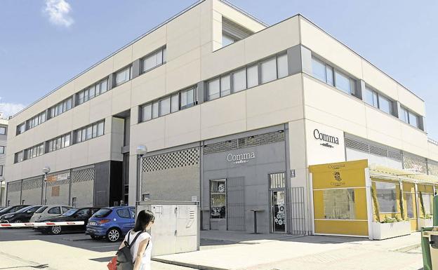 El juez reconoce la incapacidad permanente de una teleoperadora de Konecta Valladolid, despedida por una disfonía
