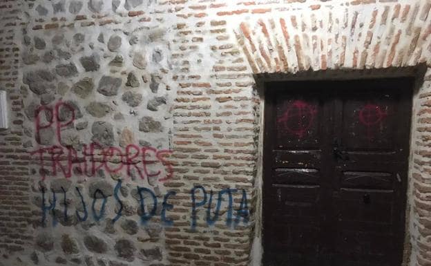 La Guardia Civil investiga la autoría de una decena de pintadas falangistas contra el PP en Labajos