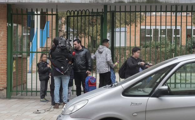 Consternación en el barrio de la niña que se cayó desde un primer piso en el colegio: «¿Cómo podía estar esa ventana abierta?»