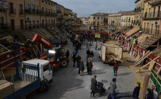 La plaza de Ciudad Rodrigo asume la forma de coso taurino a una semana de la fiesta