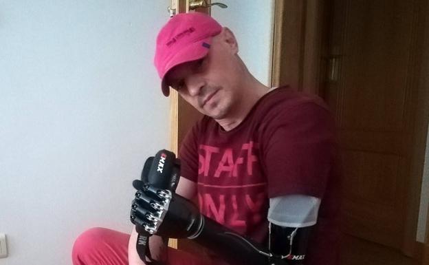 Manejar drones con un brazo biónico, el reto de Ramón tras perder su brazo izquierdo en un accidente laboral en Carnes Selectas