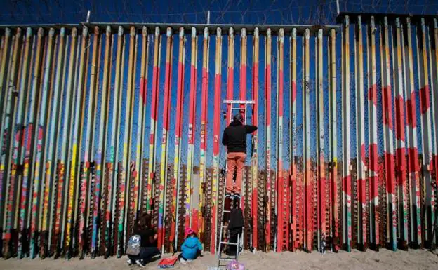 El muro fronterizo entre México y EE UU se vuelve a llenar de corazones