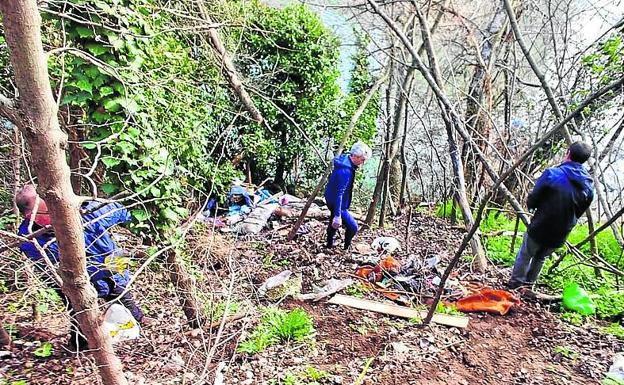 La retirada de una chabola deja dos toneladas de basura junto a la plaza del Milenio de Valladolid