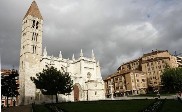 La iglesia gótica del siglo XI fundada por el Conde Ansúrez con el campanario románico más alto de España